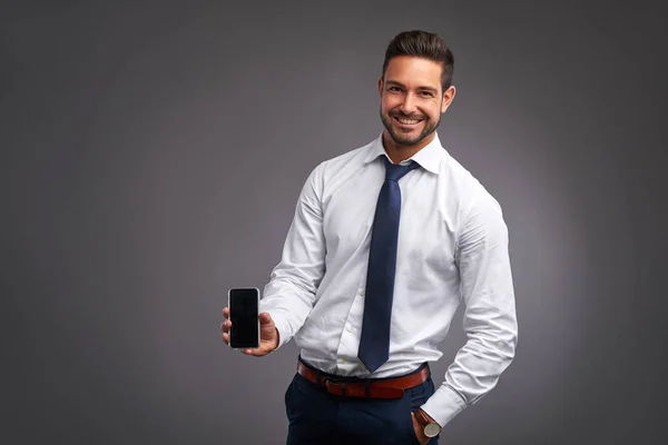 Mladý muž ukazuje svůj telefon — Stock fotografie